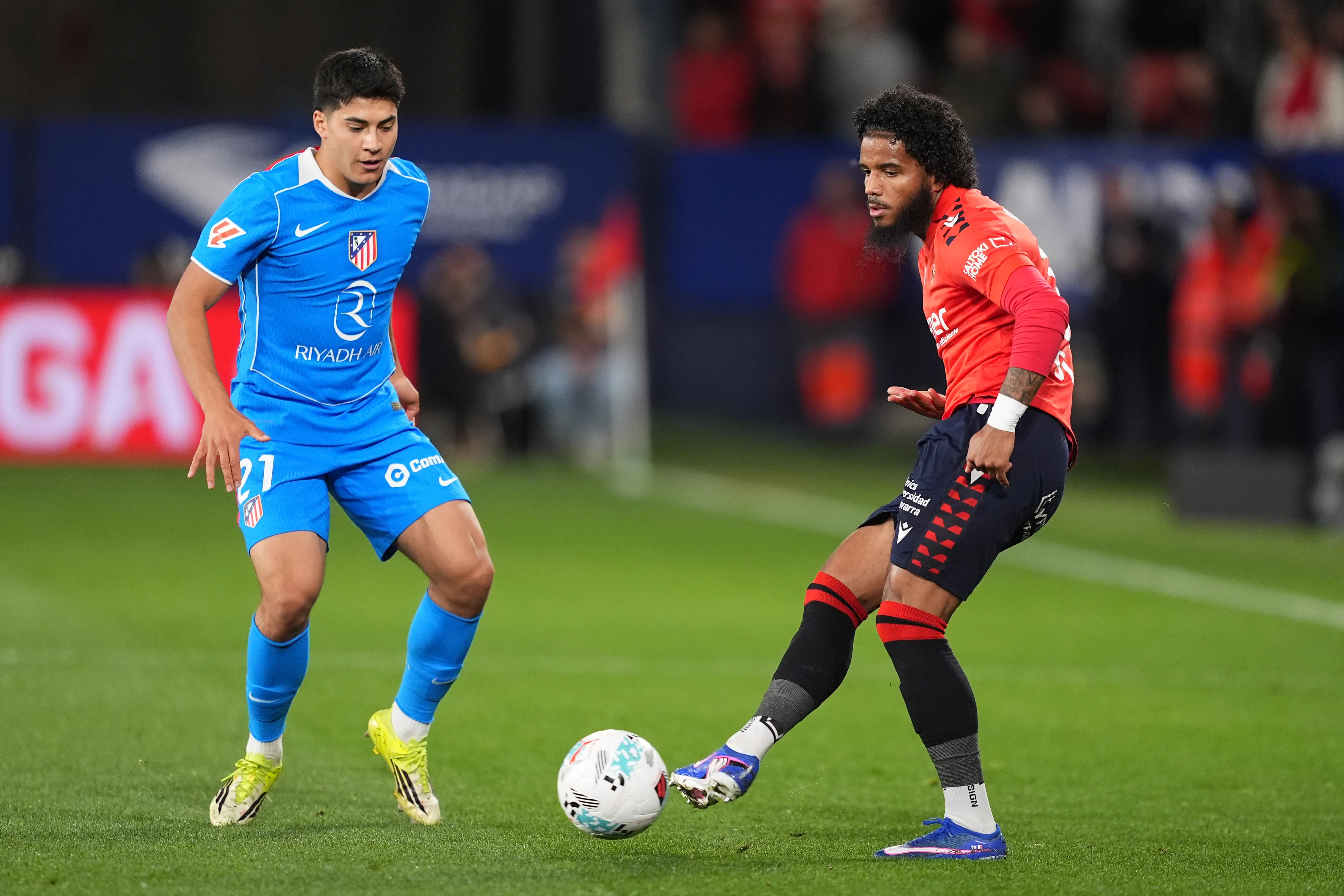 Obed Vargas en acción por el Atlético Madrid (celeste) ante el Stade Rennais de Francia. (Juan Manuel Serrano Arce/Getty Images).