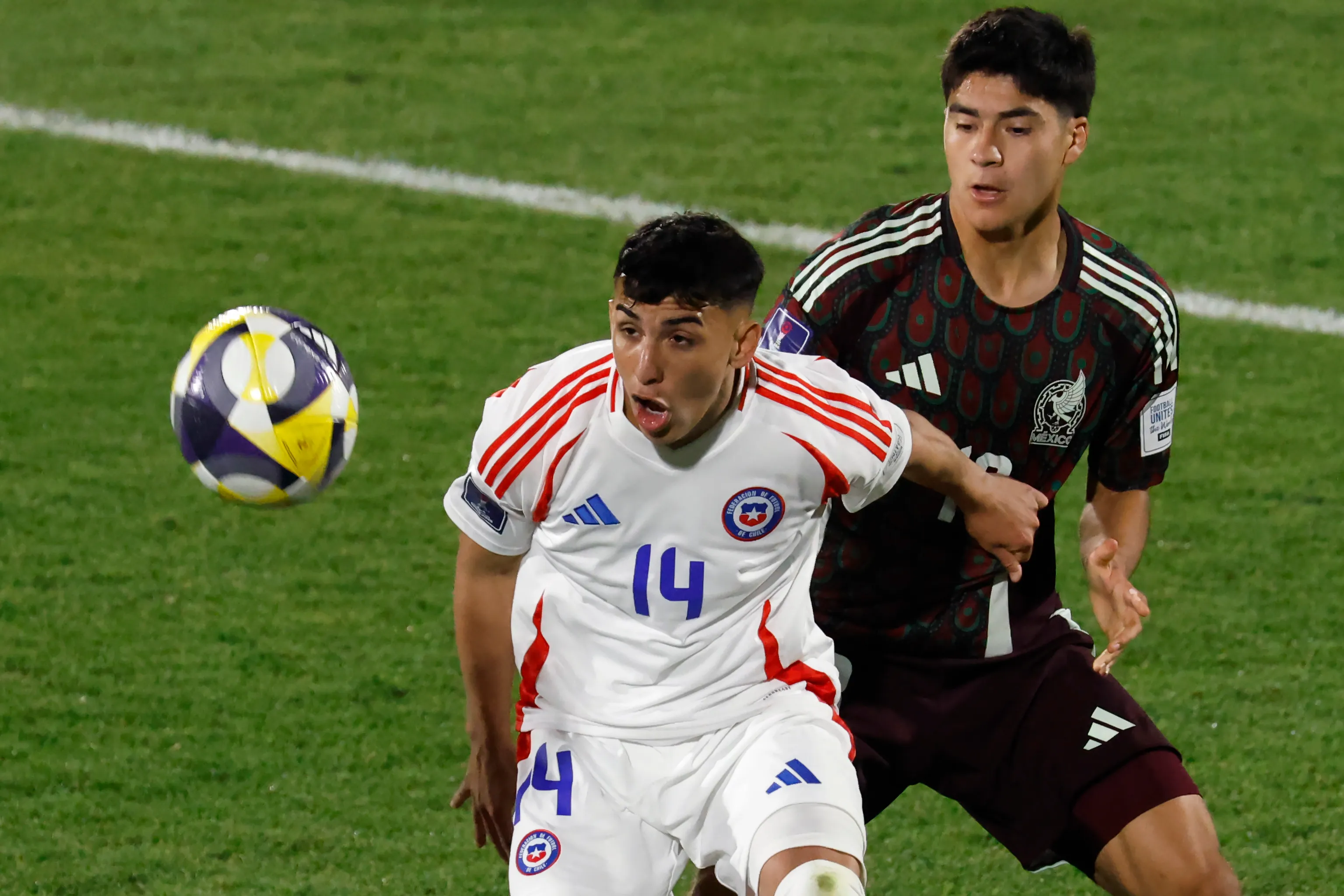 Obed Vargas marca a Lautaro Millán en el Mundial Sub 20 de Chile 2025. (Sebastian Cisternas/Photosport).