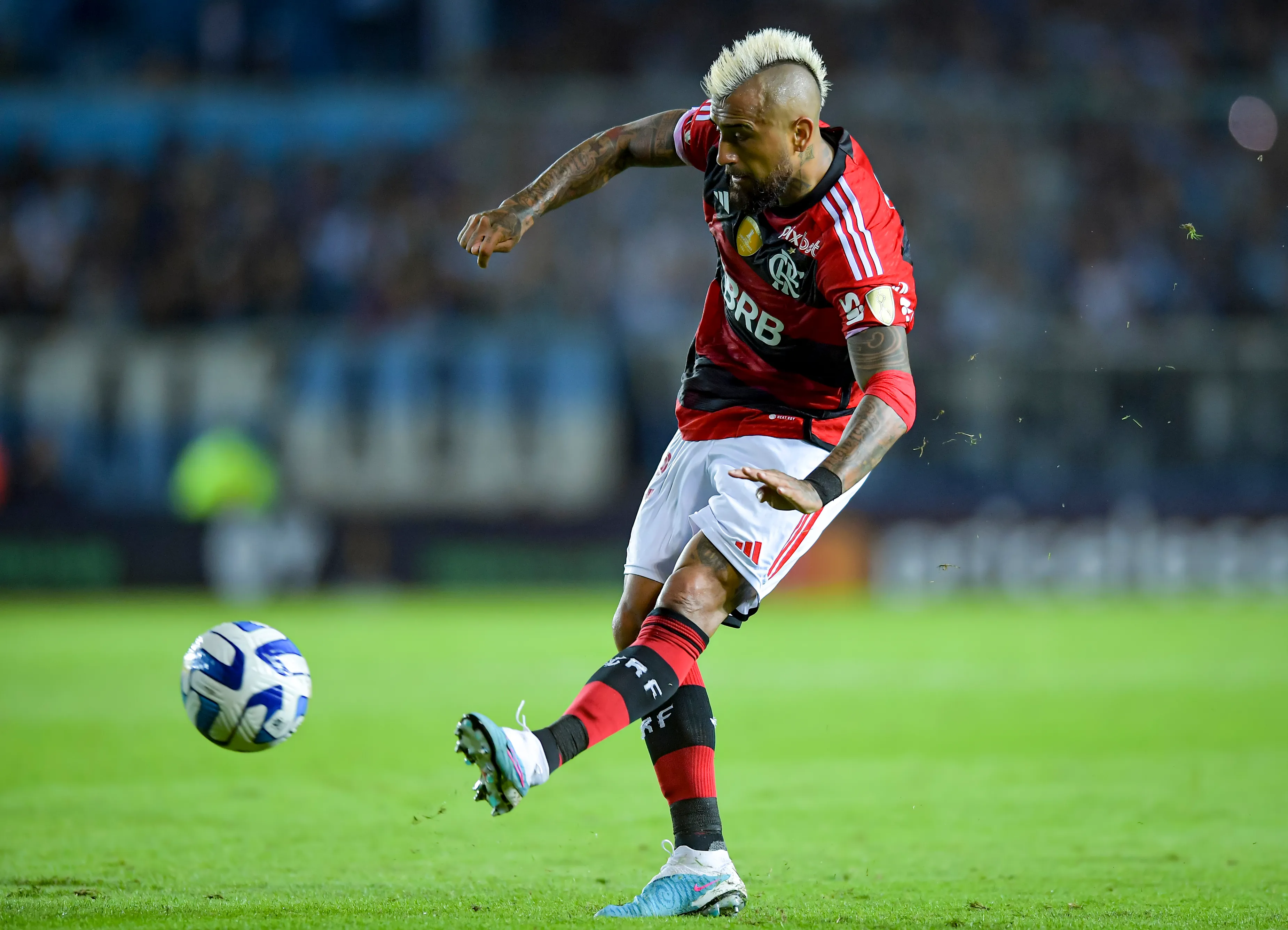 Arturo Vidal en acción por Flamengo, uno de los clubes donde Quezada sueña jugar.  (Marcelo Endelli/Getty Images).