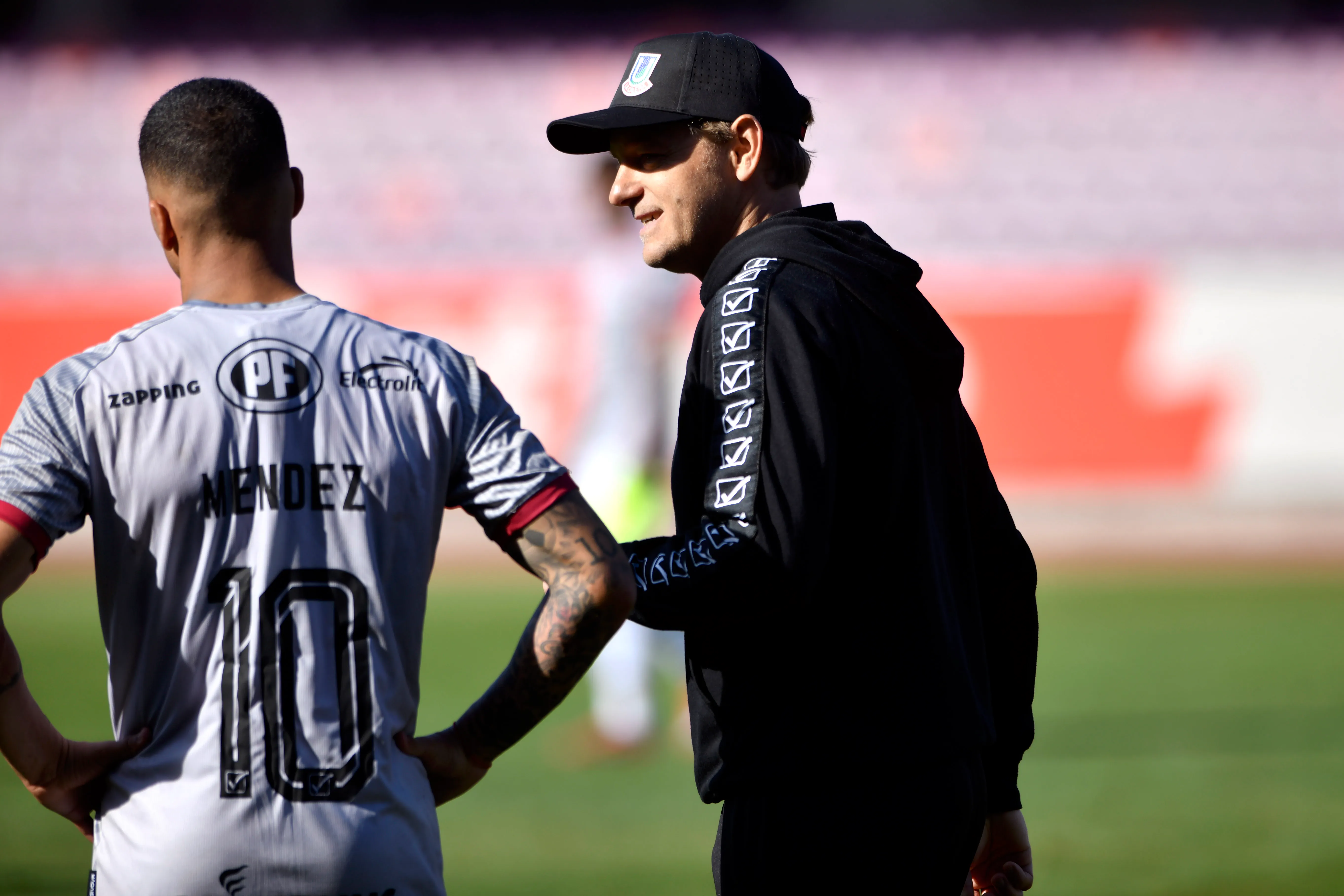 Martín Cicotello junto a Kevin Méndez, jugador uruguayo clave en Unión La Calera. (Alejandro Pizarro Ubilla/Photosport).