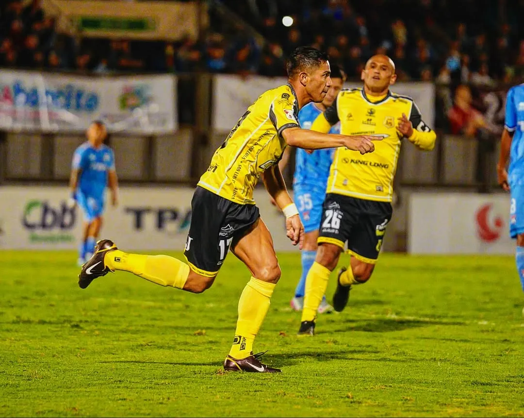 Felipe Flores y Humberto Suazo fueron compañeros en San Luis de Quillota antes que Chupete sea el DT. | Foto: felipeflores17.