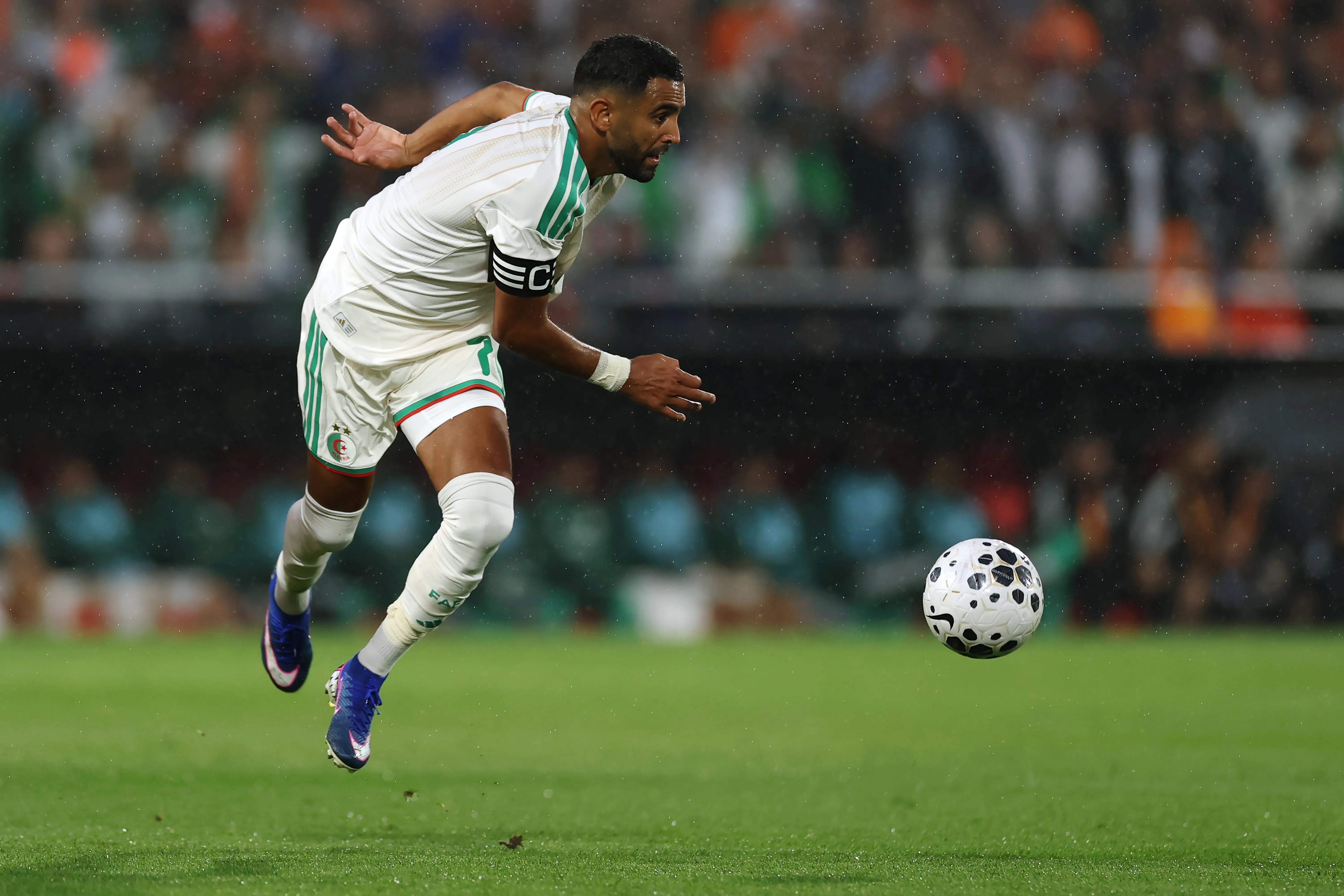 Riyad Mahrez es el capitán y gran figura de Argelia: Juega en Al Ahli de Arabia Saudita. (Dean Mouhtaropoulos/Getty Images).