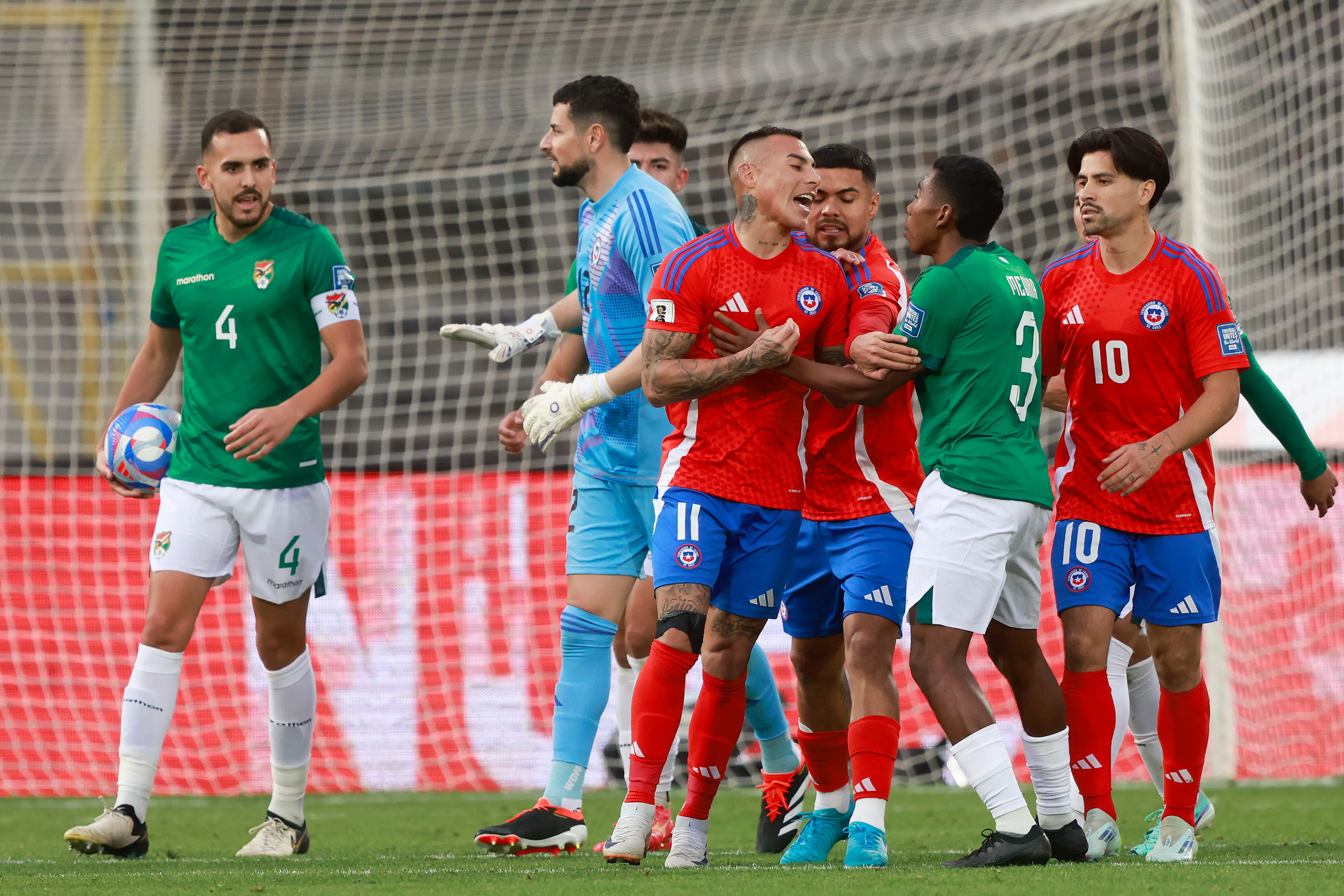 Todos le reclamaron a Edu Vargas por su falta de fair play. (Felipe Zanca/Photosport).
