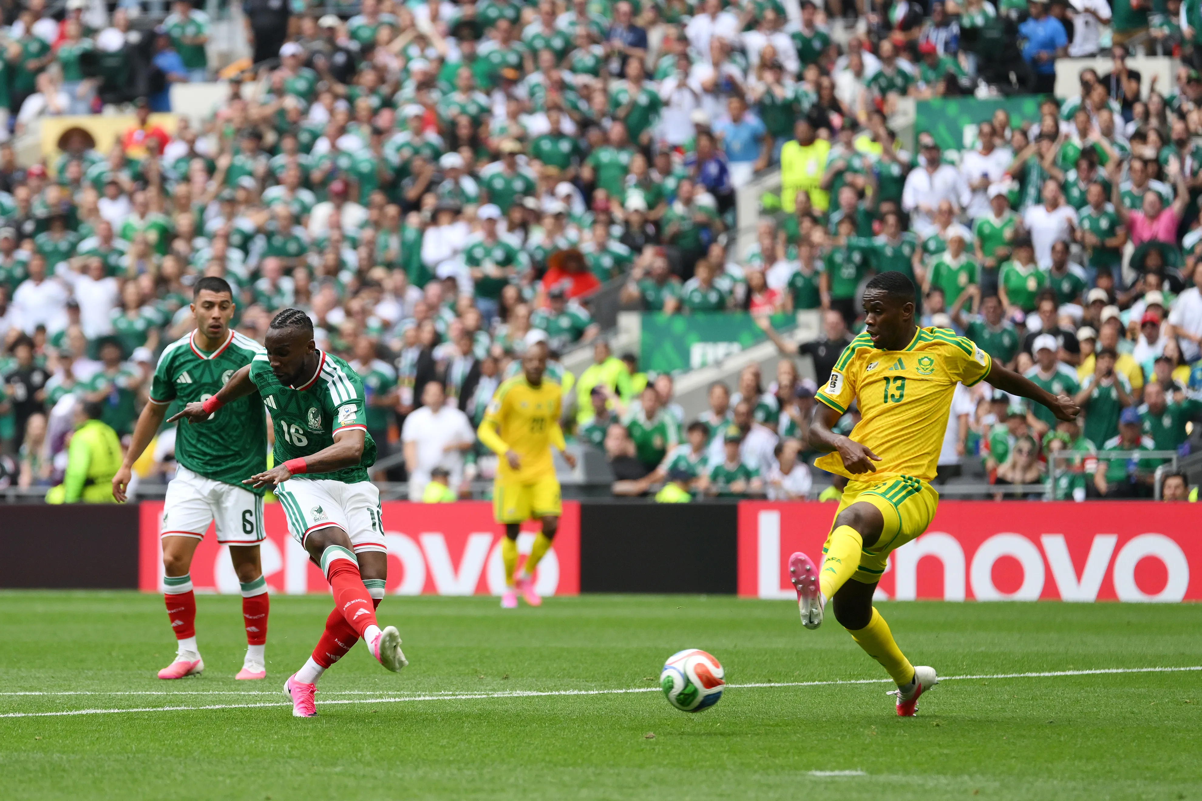 El remate de Julián Quiñones para abrir la cuenta ante Sudáfrica. (David Ramos/Getty Images).