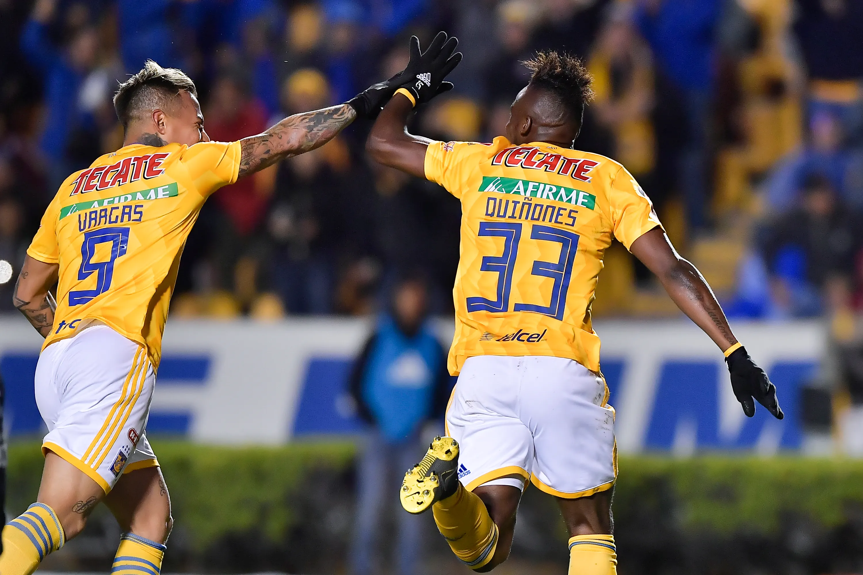 Julián Quiñones festeja con Eduardo Vargas en la Liga MX. (Azael Rodriguez/Getty Images).