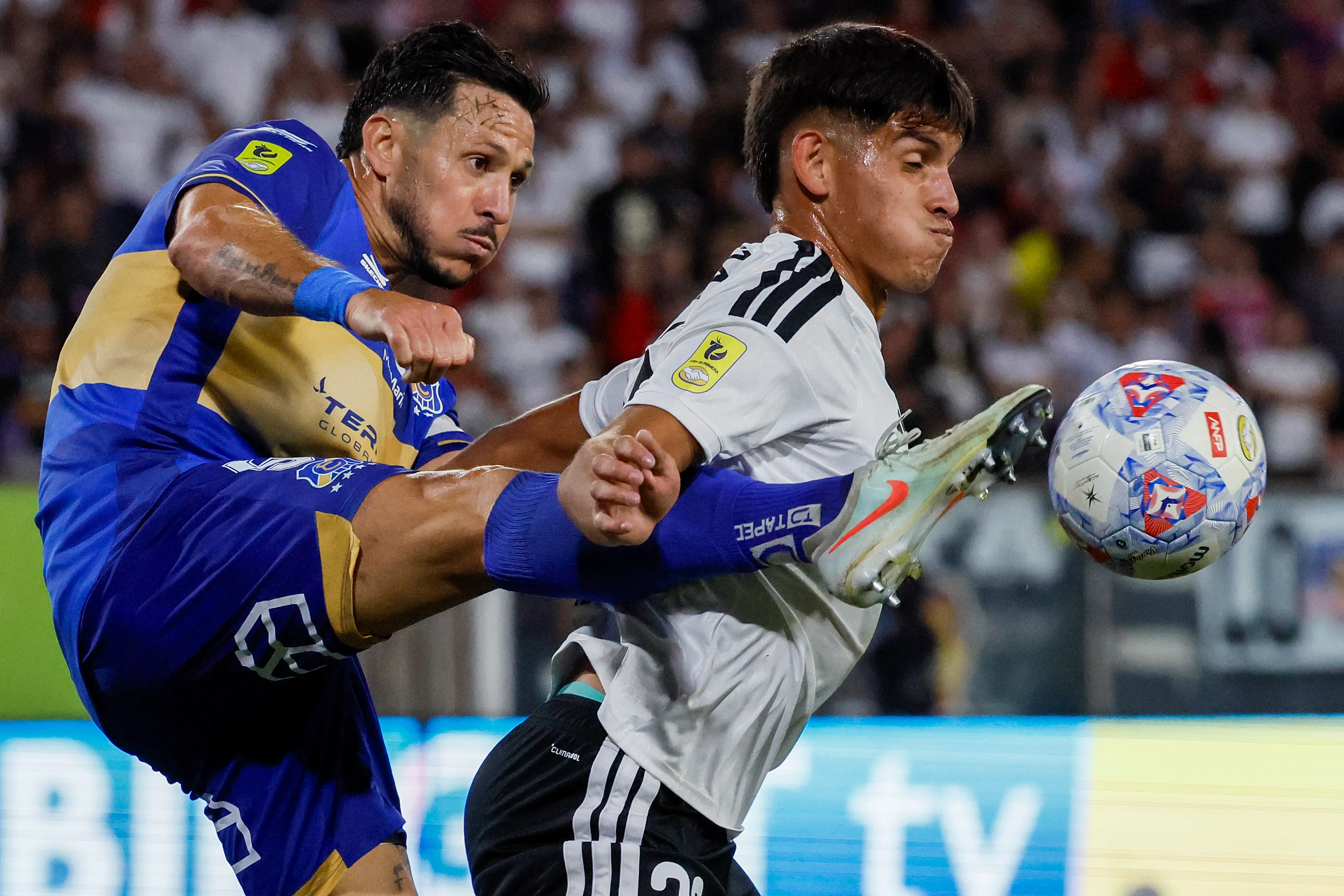 González en uno de los pocos duelos en que vio acción este año /Photosport