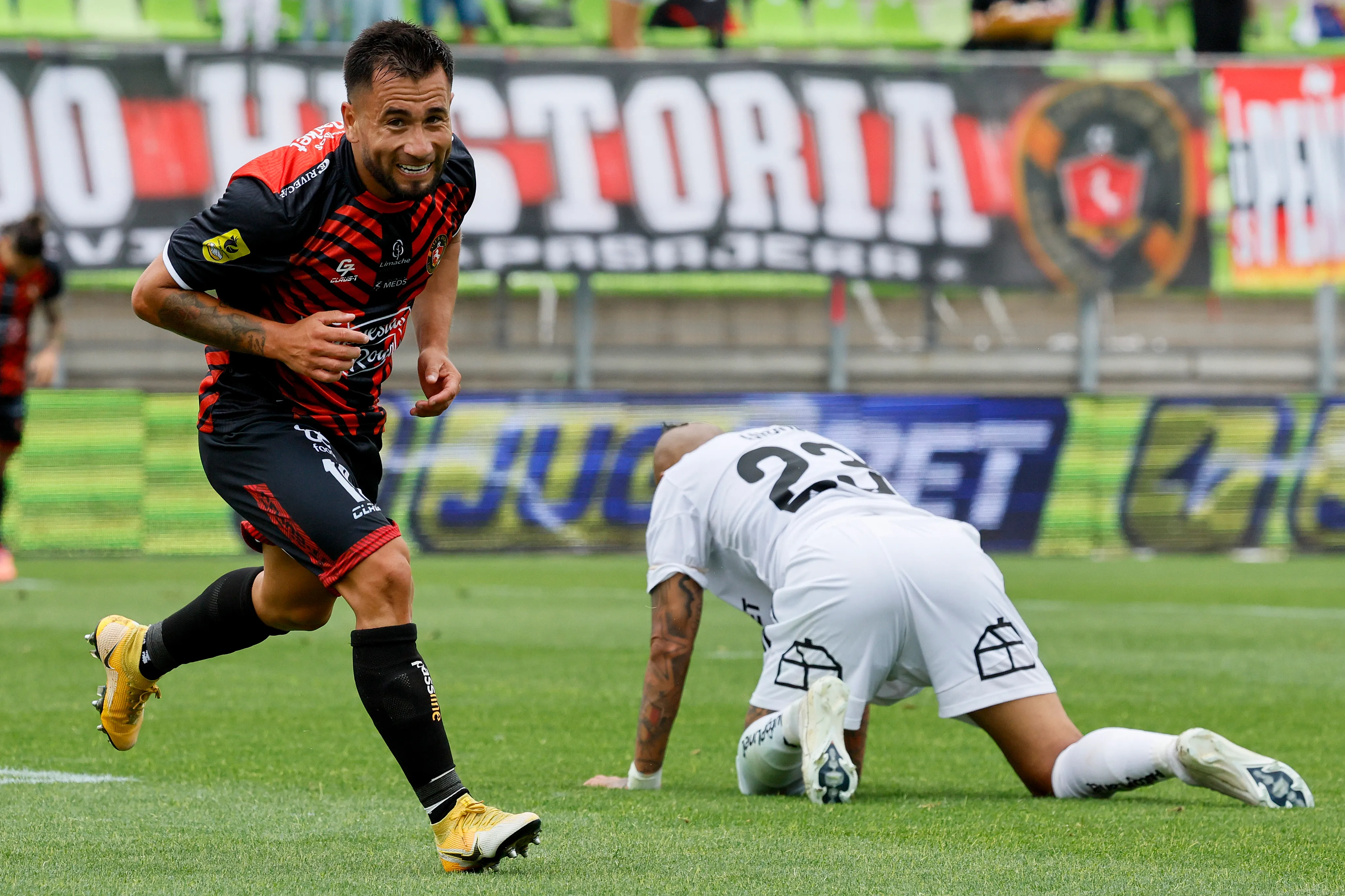 Meneses debutando con gol este año, ante Colo Colo /Photosport