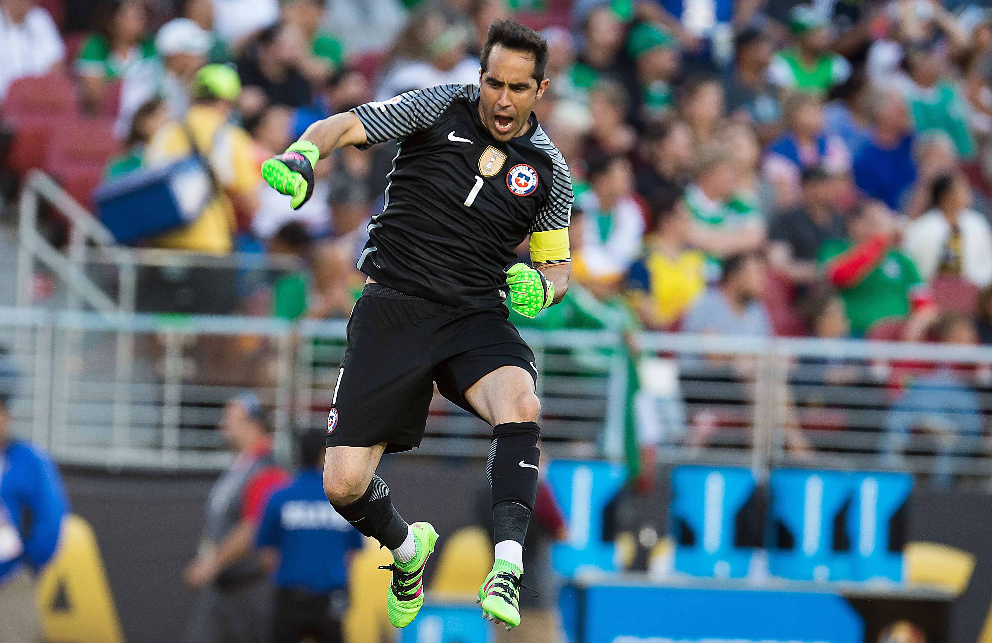 Claudio Bravo recordó la paliza de Chile sobre México tras el debut de los aztecas en el Mundial 2026. | Foto: Photosport.