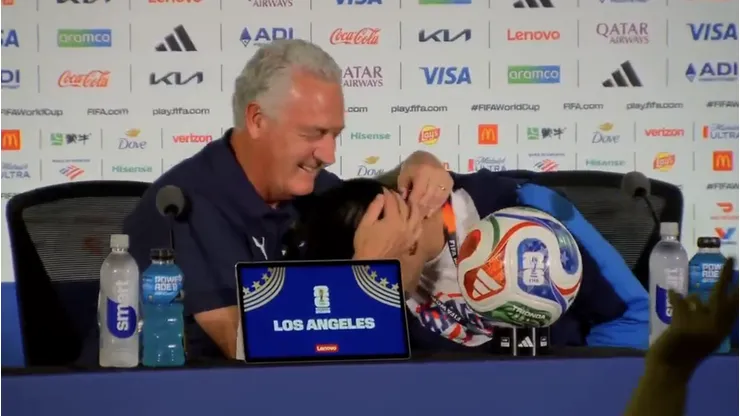 El emotivo momento entre Gustavo Alfaro y Diego Gómez