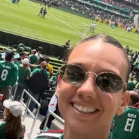Tiane Endler cambia la camiseta de Chile durante el Mundial