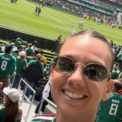 Tiane Endler cambia la camiseta de Chile durante el Mundial