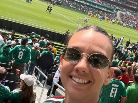 Tiane Endler cambia la camiseta de Chile durante el Mundial