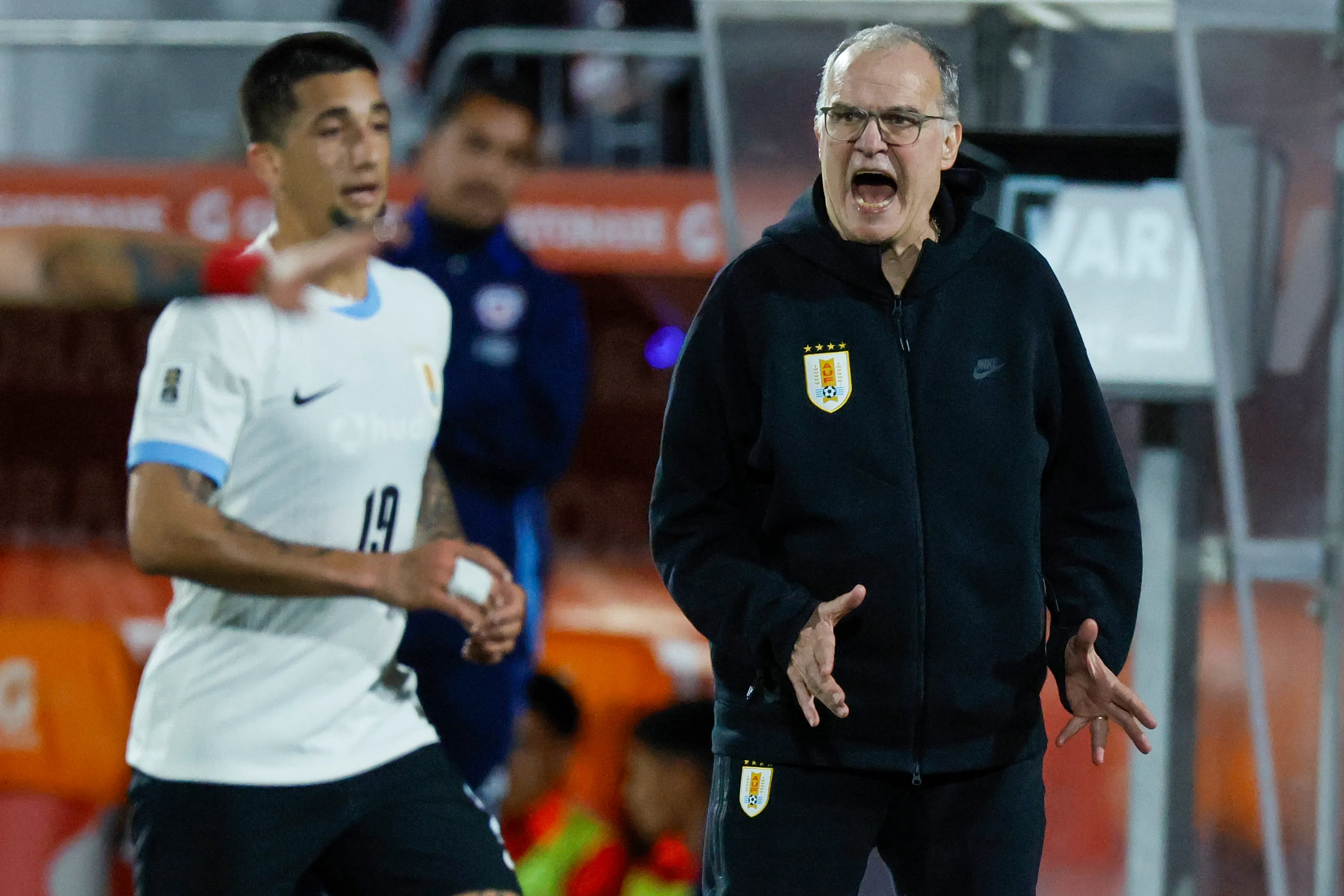 Marcelo Bielsa da indicaciones en el Estadio Nacional vs la Roja. (Andrés Piña/Photosport).