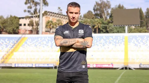 Topo Berríos modela la nueva camiseta de Everton