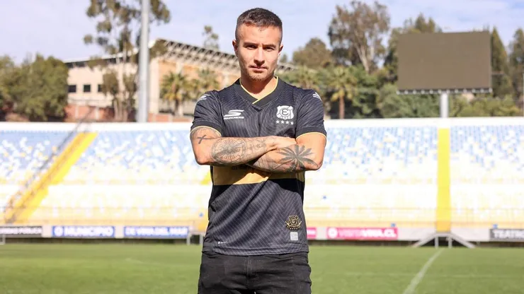 Topo Berríos modela la nueva camiseta de Everton