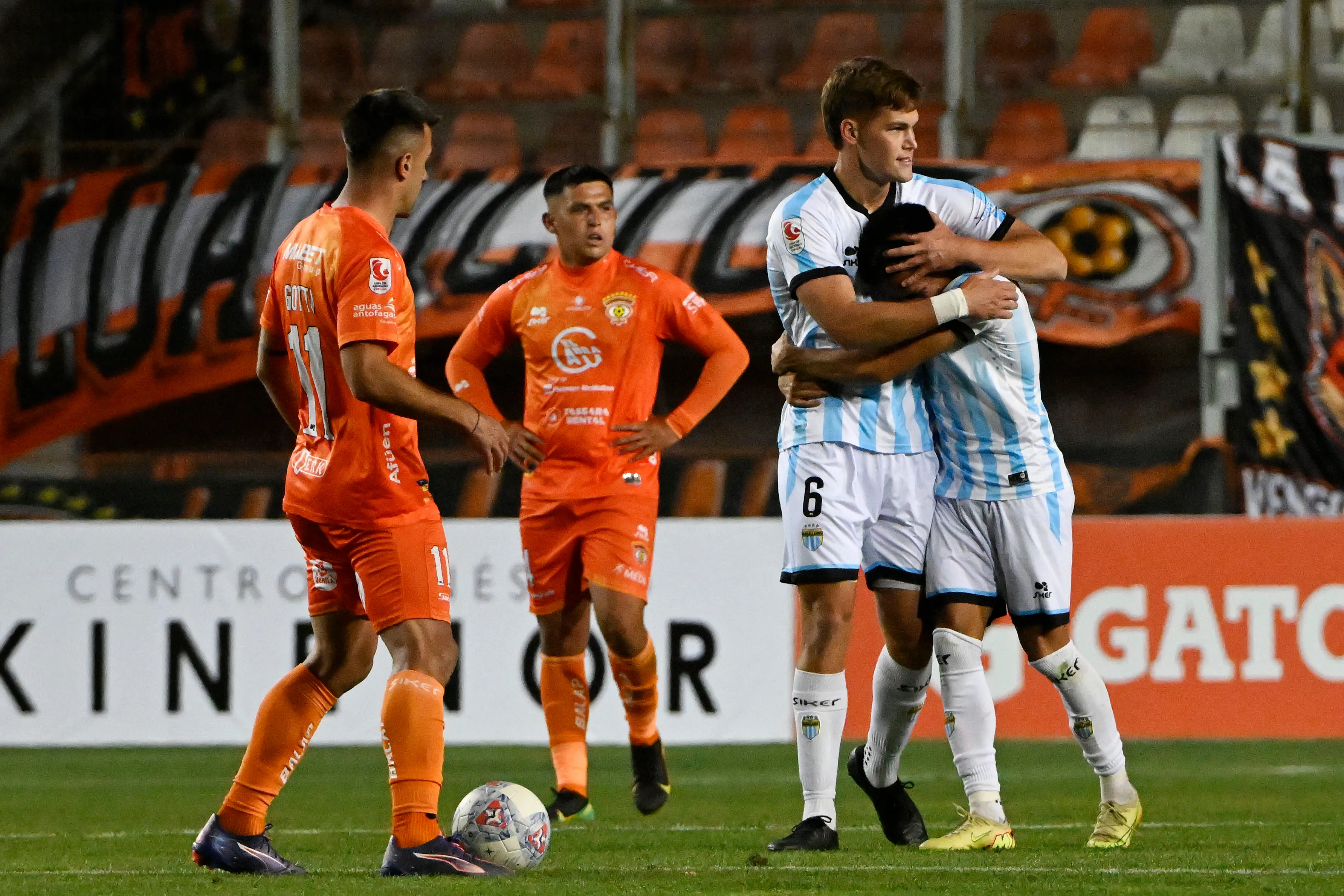 Jeremías James felicita a su asistidor Matías Fredes en el Zorros del Desierto. (Pedro Tapia/Photosport).
