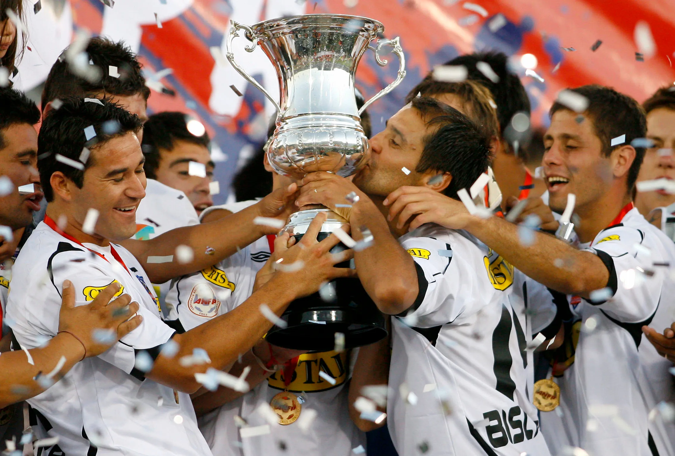 Gustavo Biscayzacú celebra el título en el Clausura 2007. (Andrés Piña/Photosport).