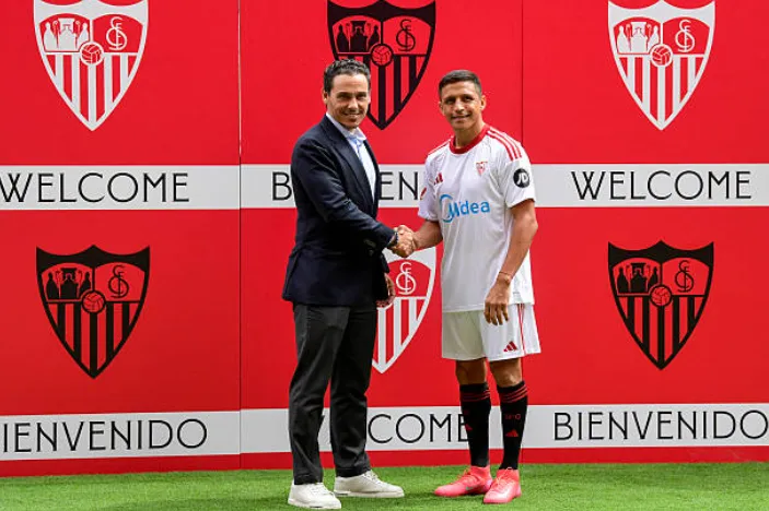 José María del Nido junto a Alexis Sánchez. (Getty Images).