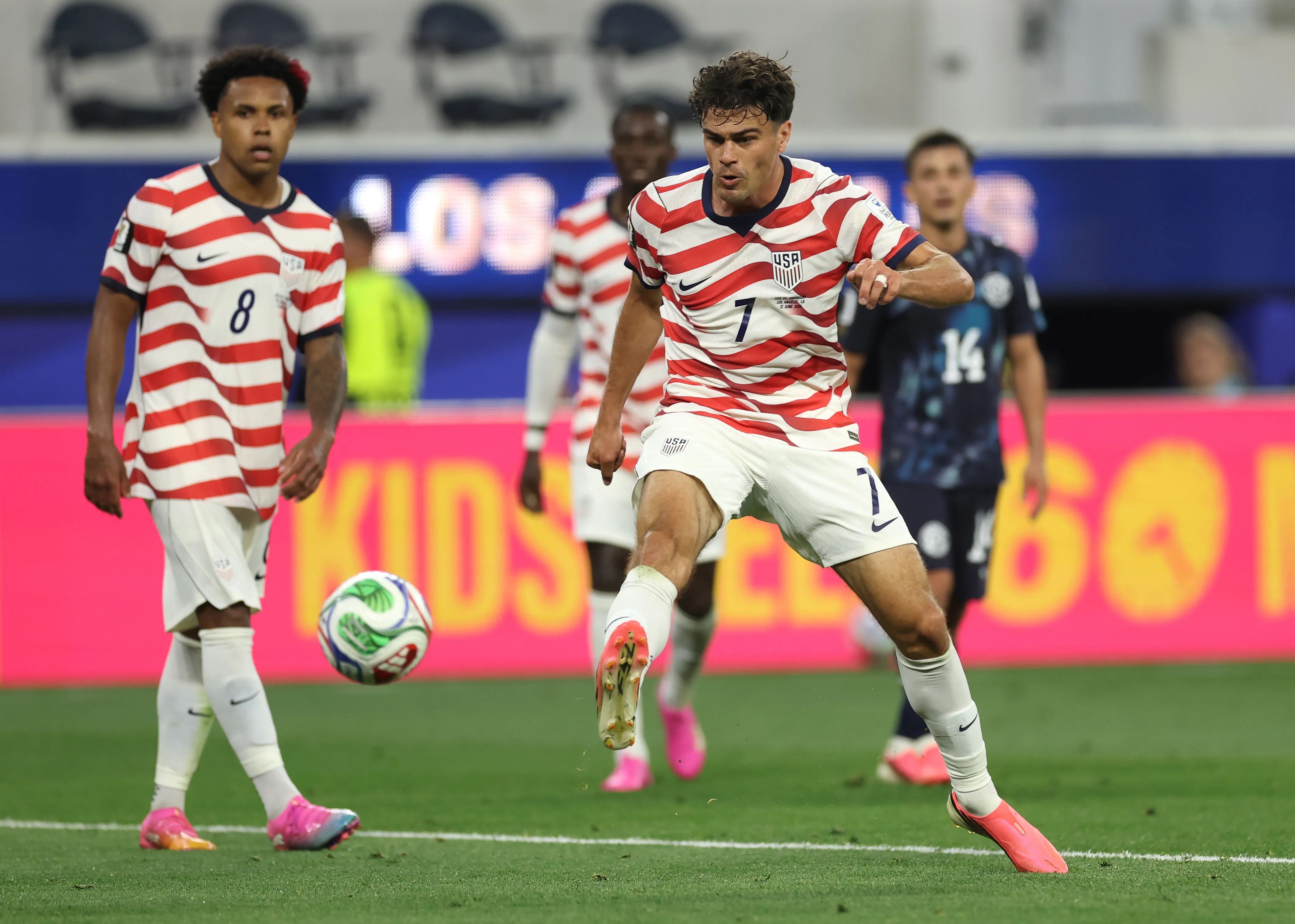 Giovanni Reyna marcó golazo ante Paraguay y cerró el 4-1 para Estados Unidos (Photo by Jamie Squire/Getty Images)