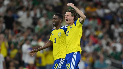 Svanberg celebra junto a Isak el triunfo de Suecia