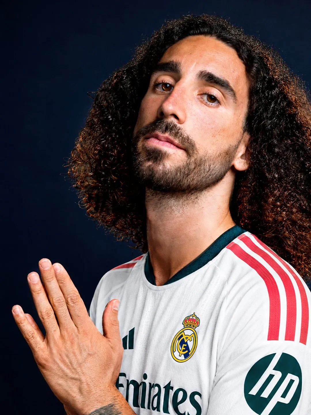 Marc Cucurella ya viste oficialmente la camiseta del Real Madrid. Foto: Real Madrid.