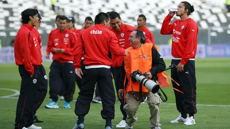 Marco Muga compartiendo con la selección chilena.
