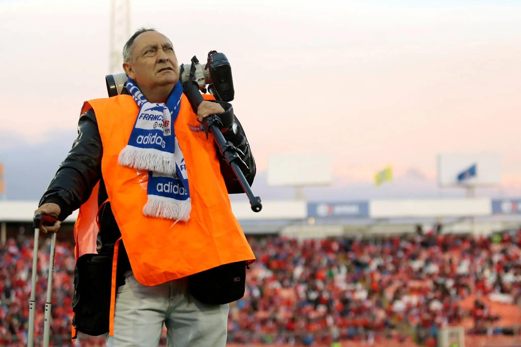 Marco Muga en el estadio siguiendo a la Roja.