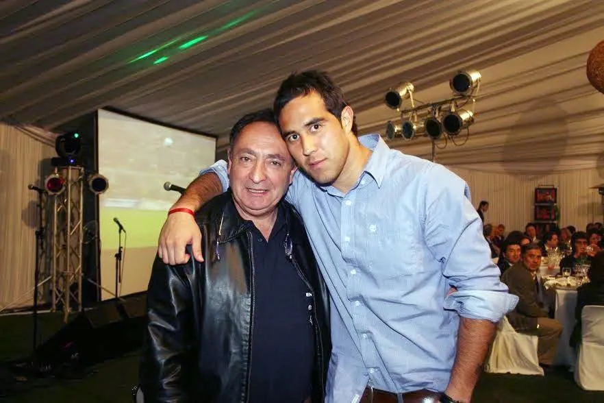 Marco Muga junto a Claudio Bravo.
