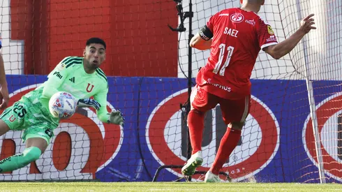 Caté Ibarra no quedó contento: reclama offside en el penal cobrado a La Calera.