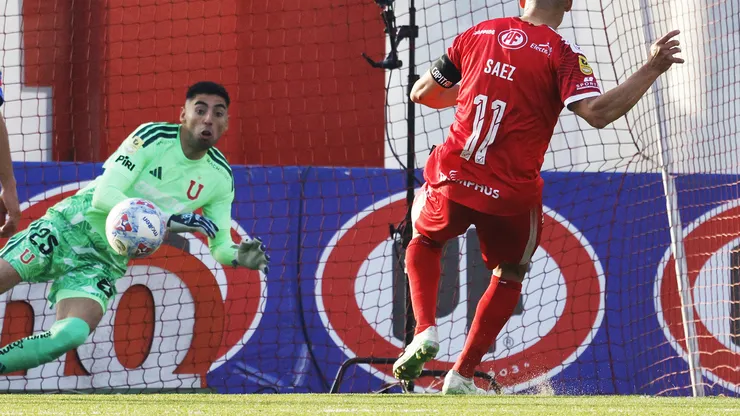 Caté Ibarra no quedó contento: reclama offside en el penal cobrado a La Calera.