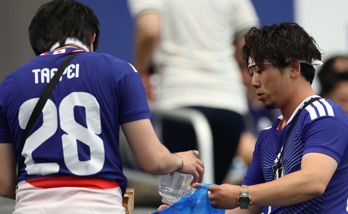 Un ejemplo Mundial: hinchas de Japón dejan limpio el estadio tras empate con Países Bajos
