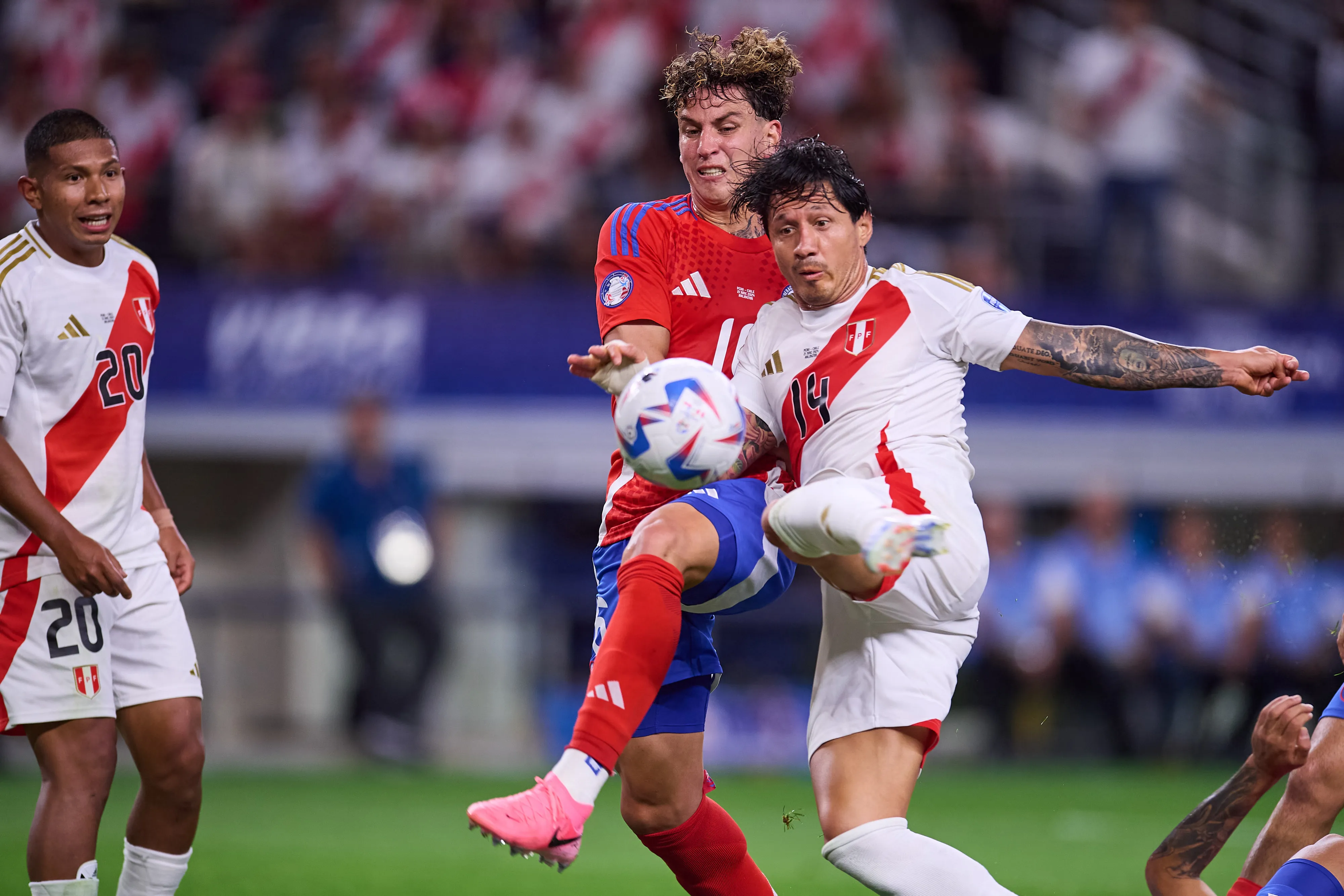 Igor Lichnovsky marca a Gianluca Lapadula en la Copa América 2024. (Jose Luis Melgarejo/Mexsport/Photosport).