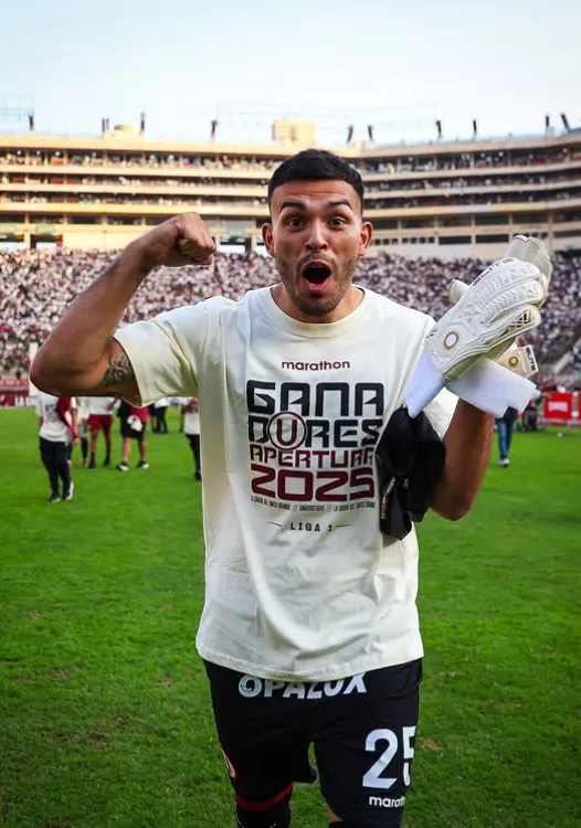 Miguel Vargas festeja el título ganado por la U en el Apertura 2025. (Captura Instagram).
