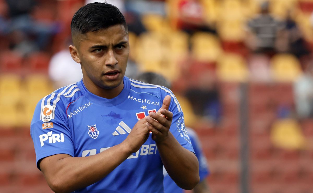 Polémica: Nicolás Guerra es sorprendido intentando entrar un lienzo en partido de U. de Chile