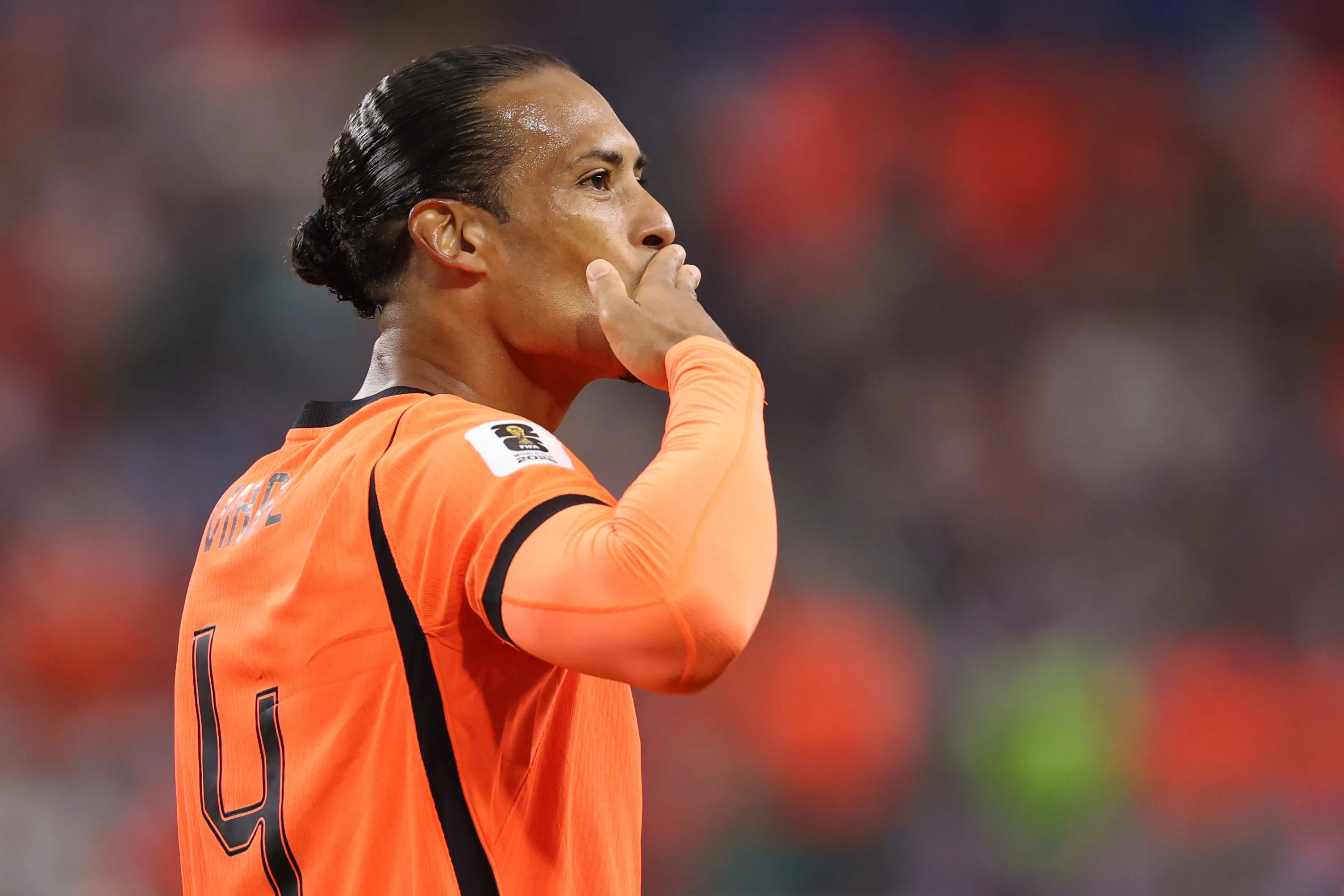 Virgil Van Dijk celebra el gol que le anotó a los nipones. (Michael Steele/Getty Images).