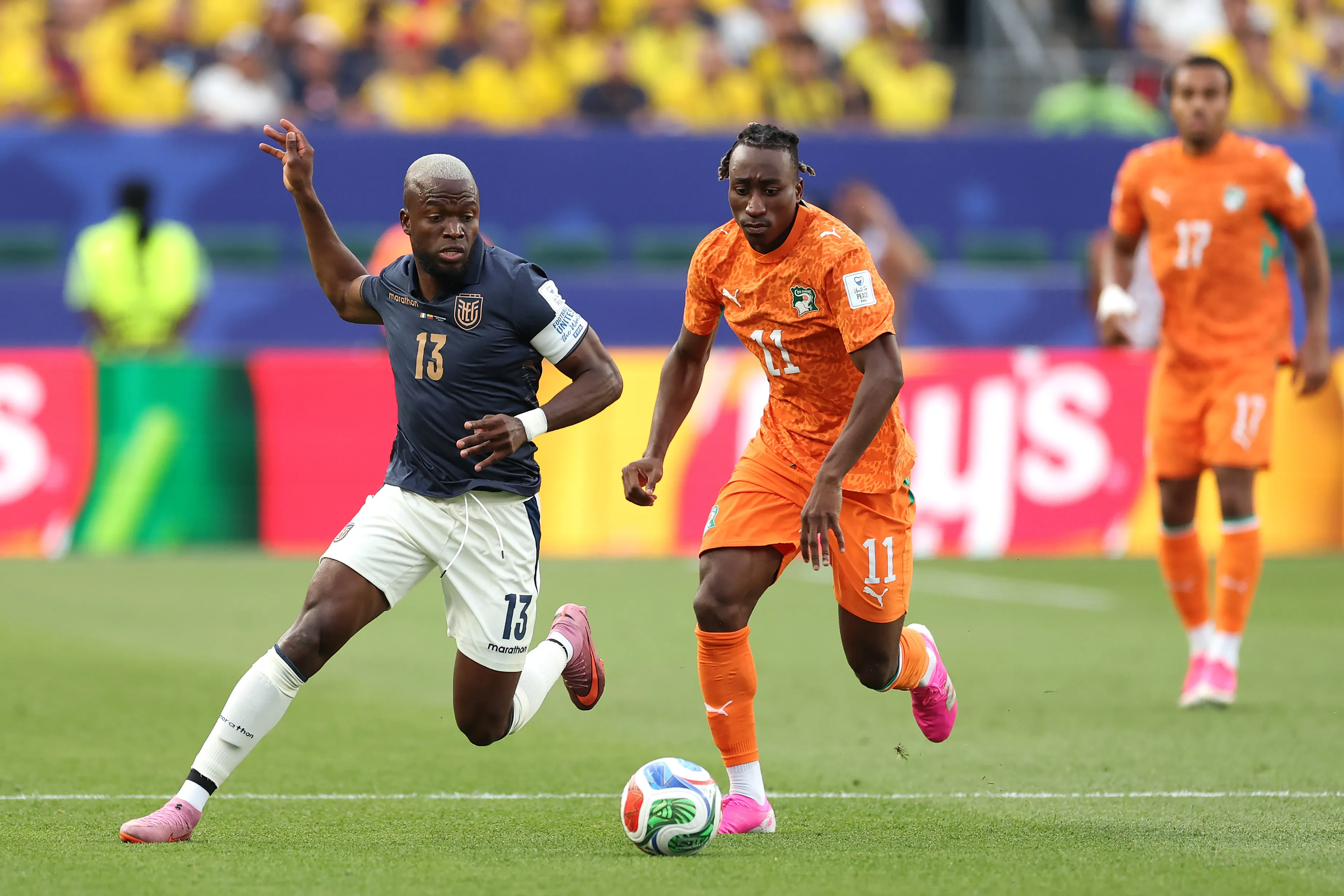 Yan Diomande en un duelo ante el ecuatoriano Enner Valencia. (Darrian Traynor/Getty Images).