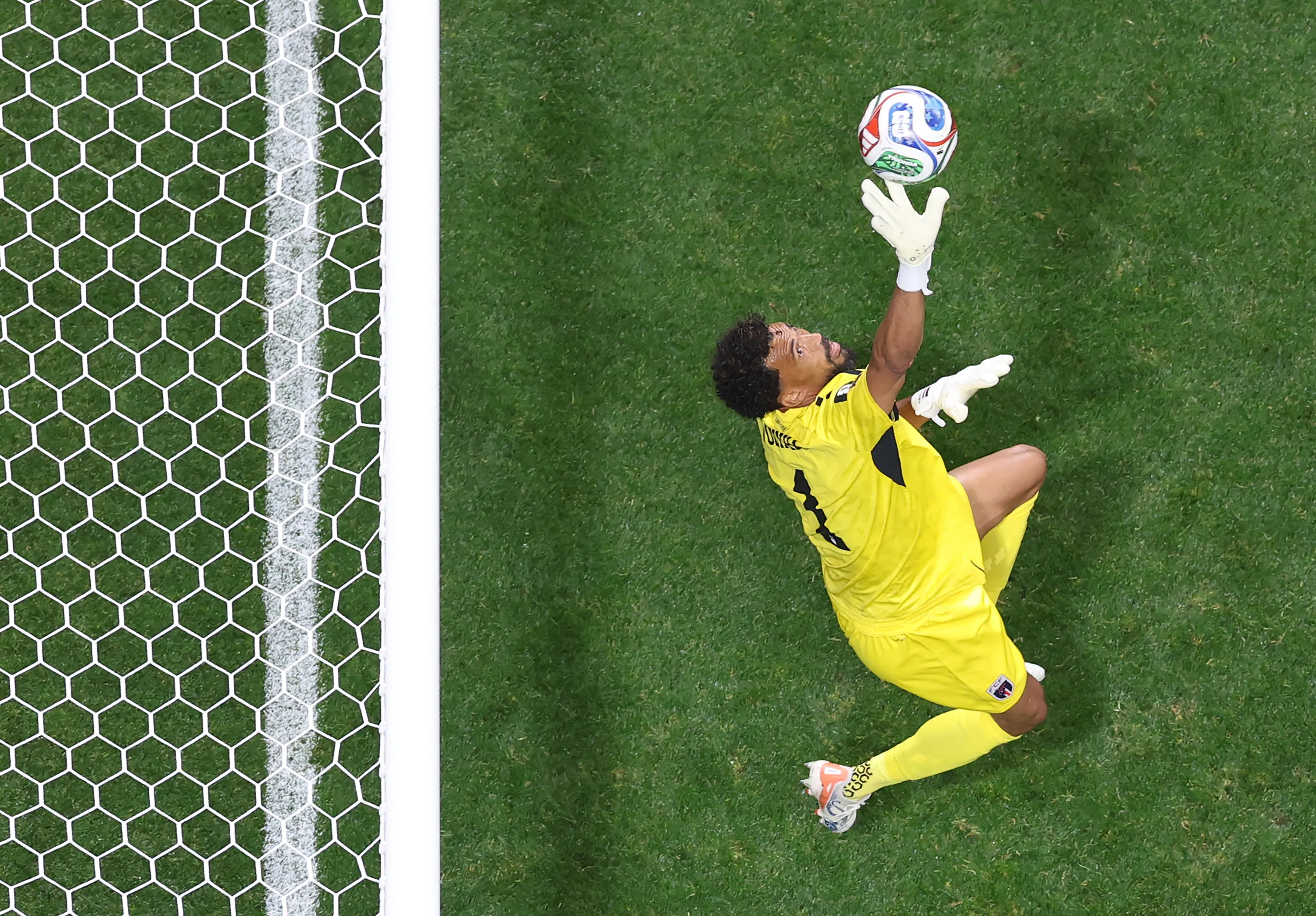 Una de las tremendas tapadas de Vozinha ante España | Getty Images
