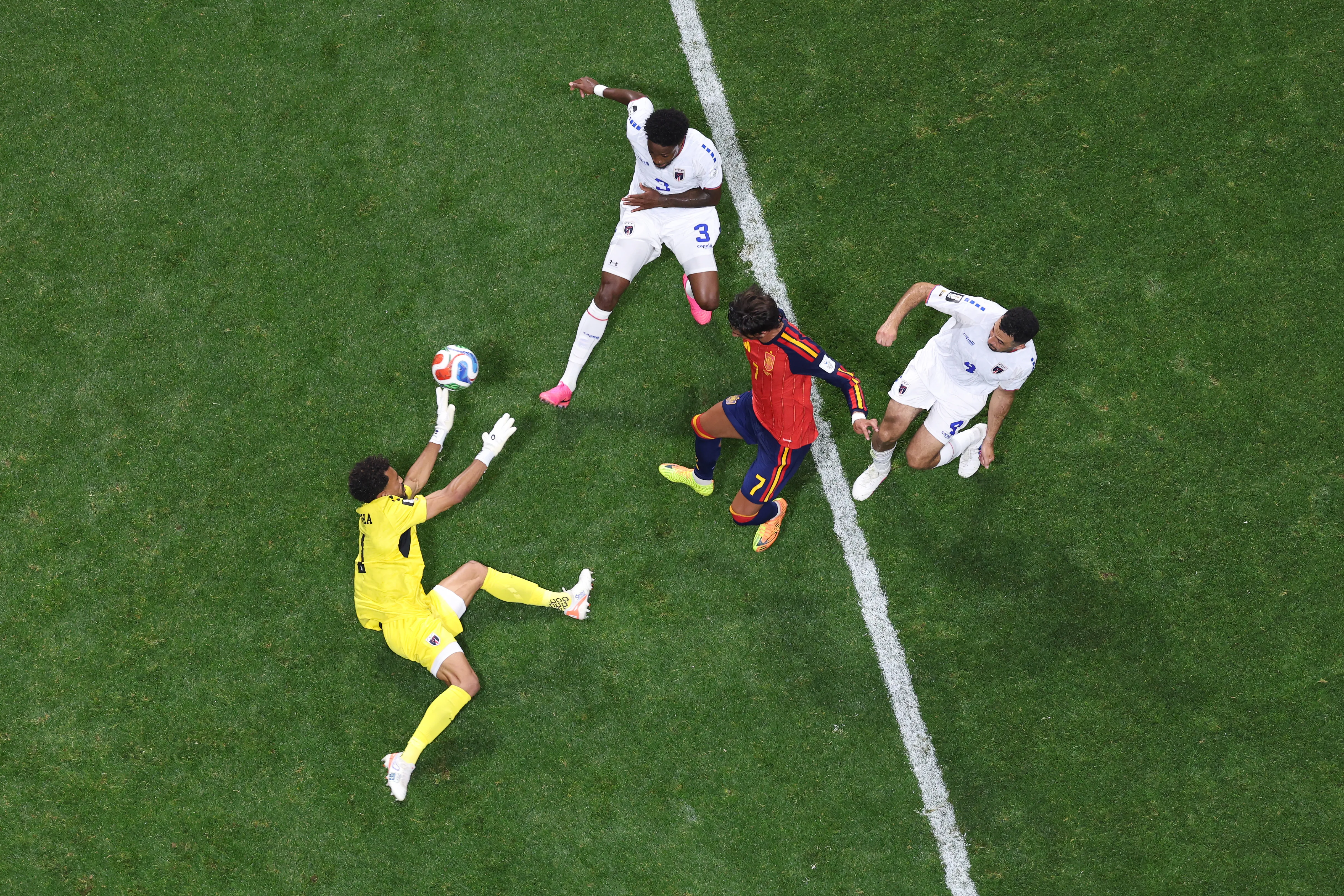 Vozinha sacó todo y evitó el triunfo de España ante Cabo Verde(Photo by Justin Setterfield/Getty Images)