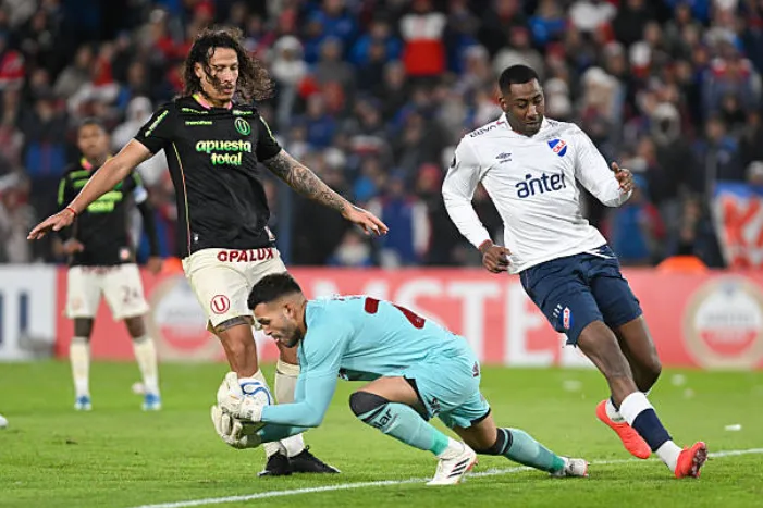 Miguel Vargas en acción ante Nacional de Montevideo. (Getty Images).