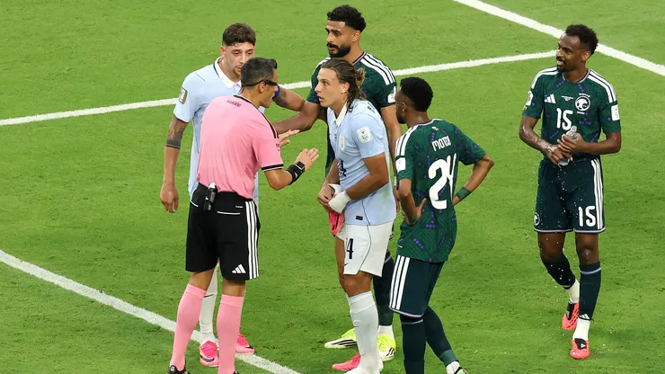 El árbitro Maurizio Mariani quedó atrapado en sus decisiones.