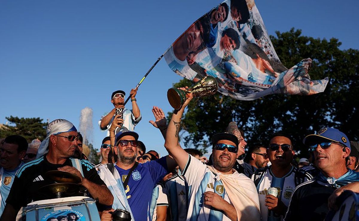 Fuerte pelea entre hinchas de Argentina y Argelia marca la previa al debut del campeón en el Mundial