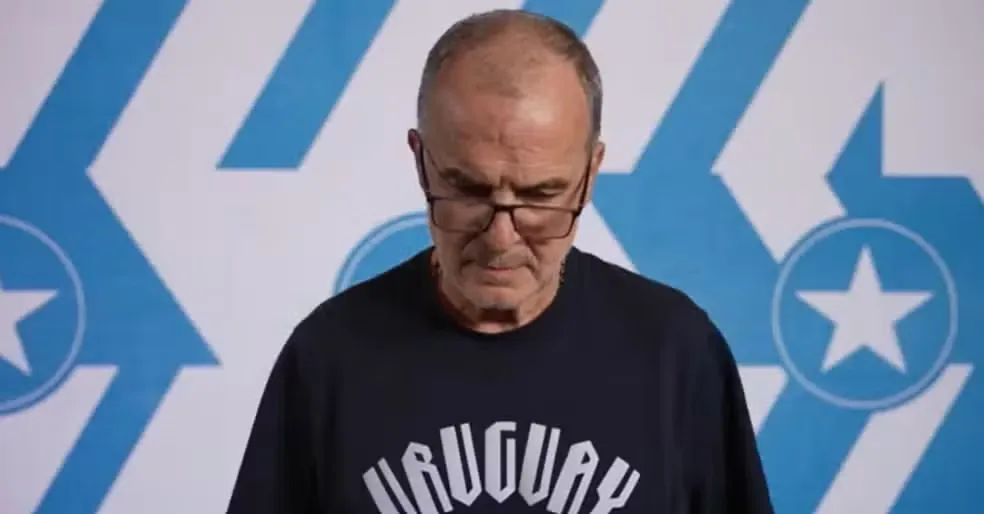 Marcelo Bielsa aparece mirando hacia abajo en contenido promocional de la FIFA | Captura