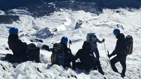Erick Pulgar alcanzó la cima con cuatro amigos.