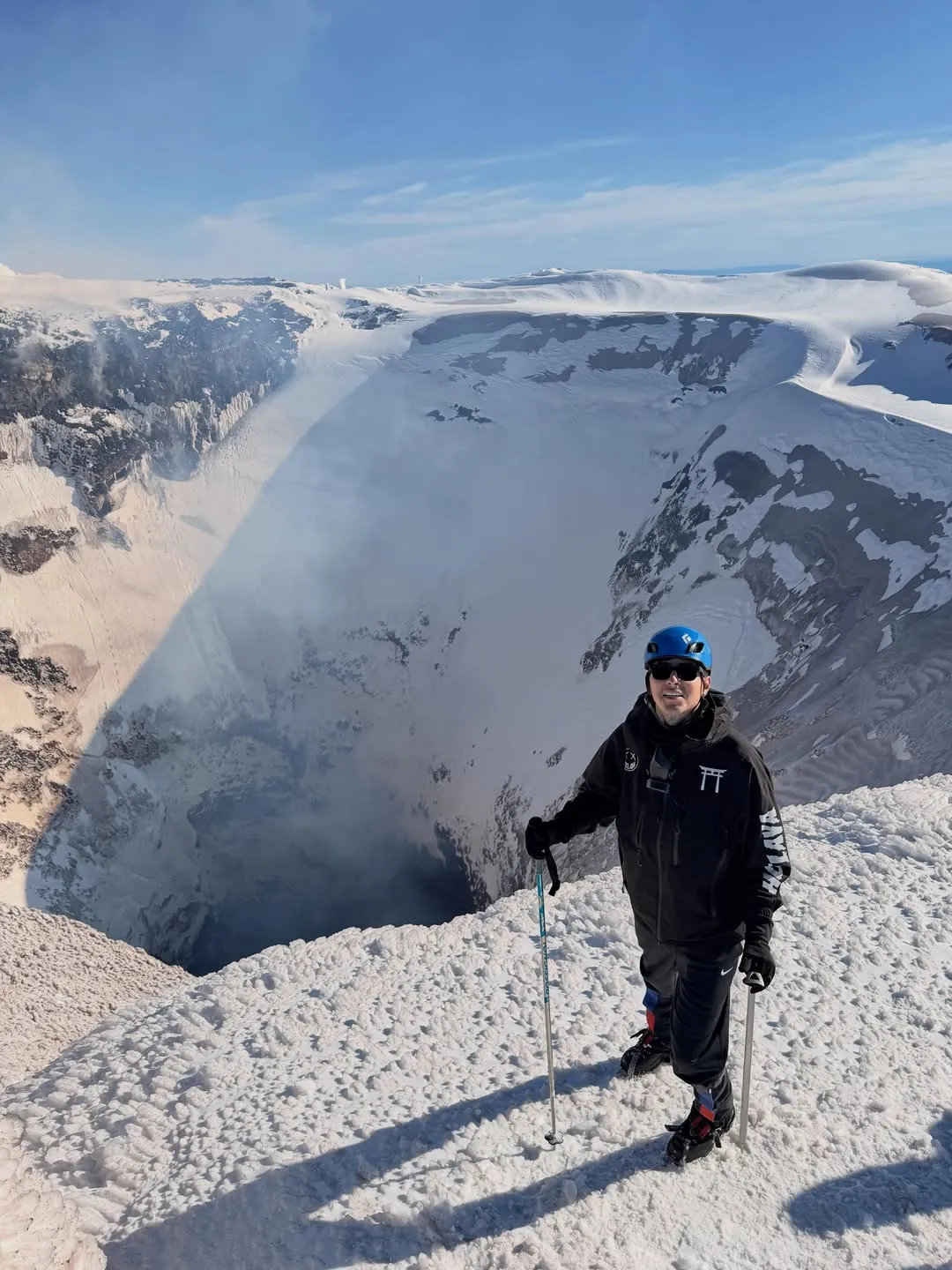 El jugador de la Roja en el cráter del volcán Villarrica.