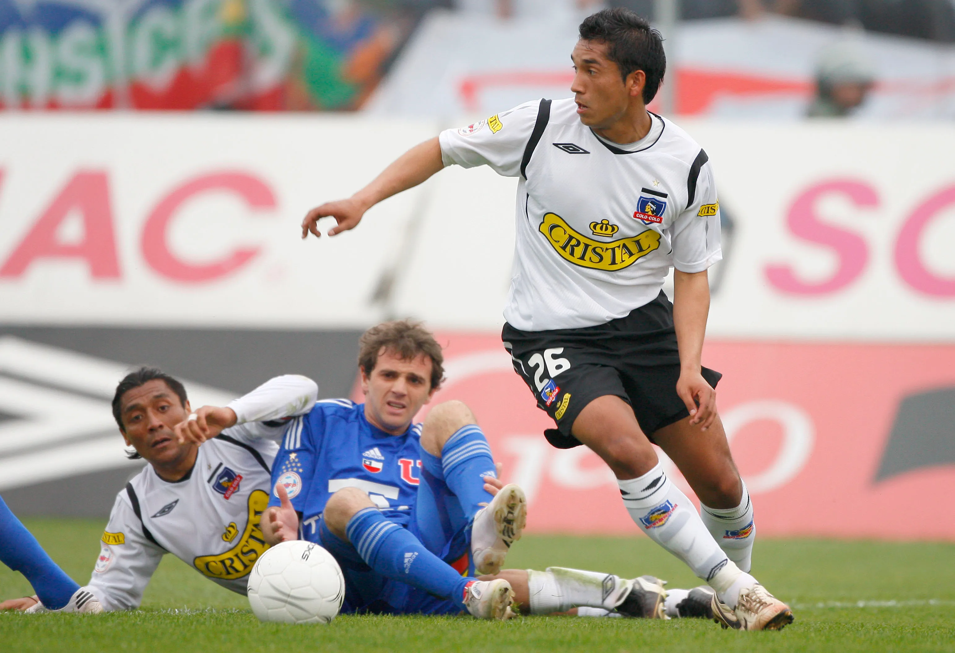 Sebastián Toro en un Superclásico ante la mirada de Kalule Meléndez y Walter Montillo. (Andrés Piña | Photosport).