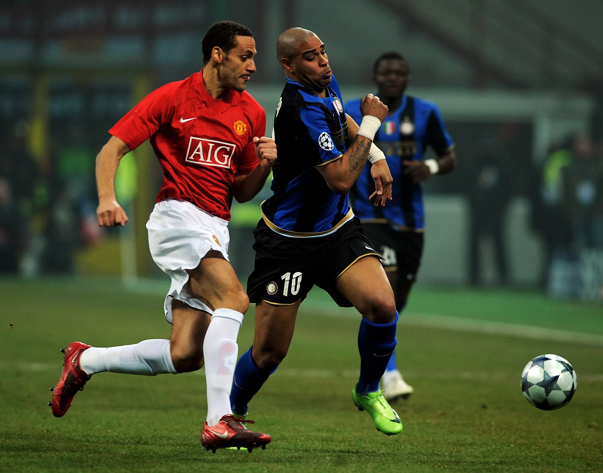 Rio Ferdinand marca a Adriano en un duelo entre Inter de Milán vs Manchester United. (Shaun Botterill/Getty Images).