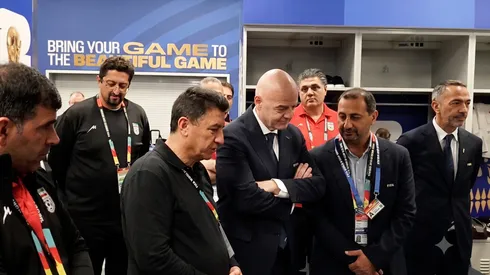 Amir Ghalenoei, DT de Irán junto a Gianni Infantino, presidente de FIFA.