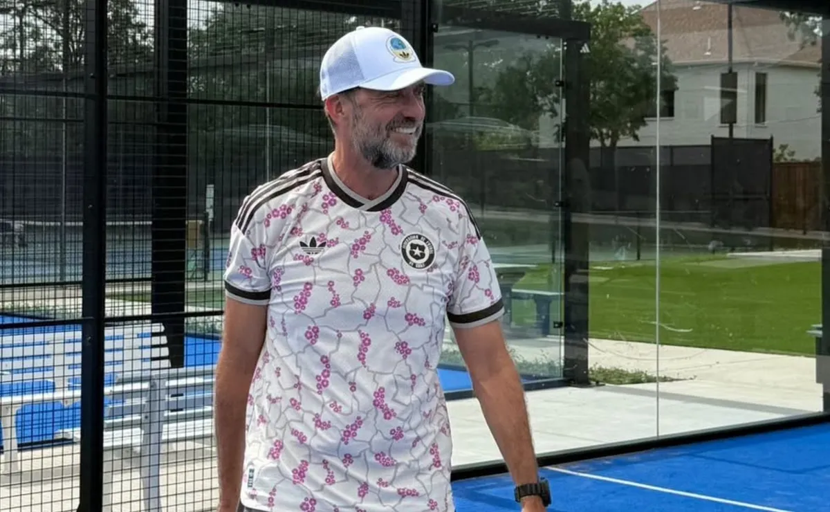 Jürgen Klopp juega pádel con camiseta de la Roja Jürgen Klopp juega pádel con camiseta de la Roja