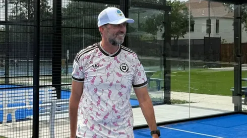 Klopp con la nueva camiseta de la selección chilena.