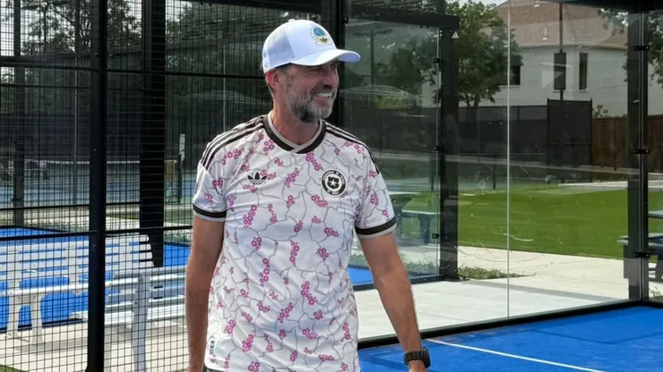 Klopp con la nueva camiseta de la selección chilena.